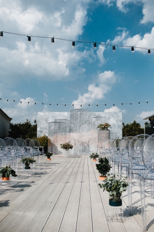 Церемония со сварными 3D-высотками, выкрашенными в градиент