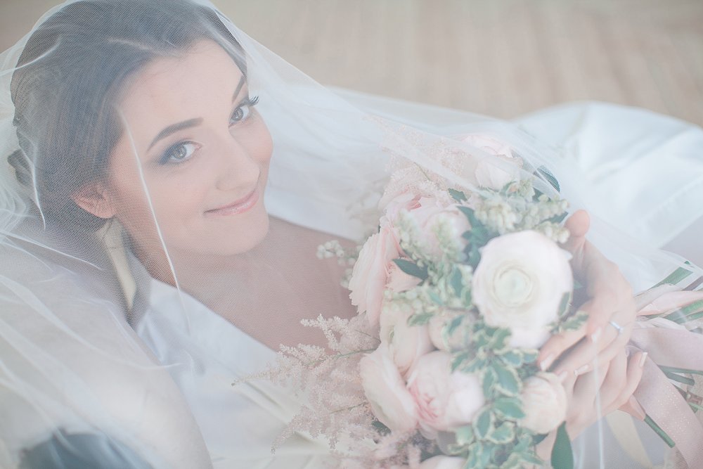 Невеста в фате с букетом цветов