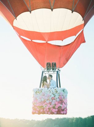 Воздушный шар, корзина которого полностью оформлена цветами