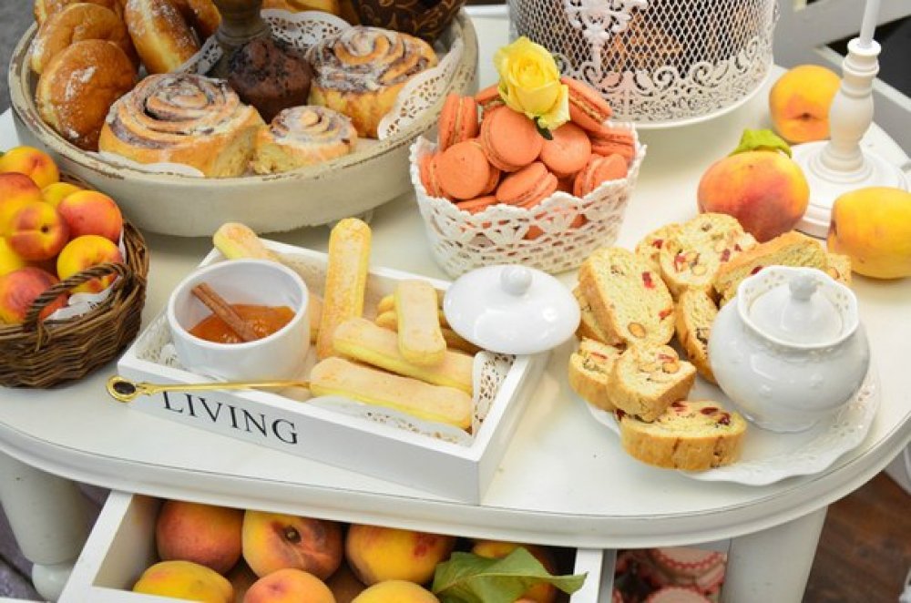 Наши макаруны и печенье на свадебном сладком столе, оформление Фотодекор