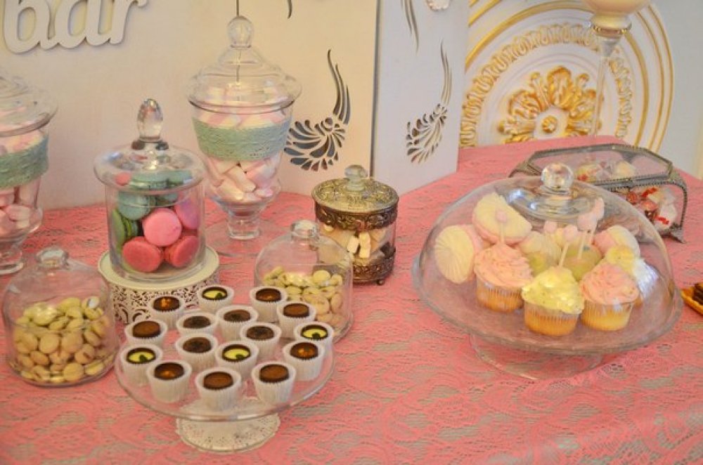 Наши макаруны и капкейки на свадебном сладком столе, оформление Фотодекор