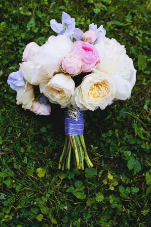 Букет невесты с пышными пионами