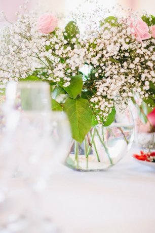 Цветы в круглой вазе