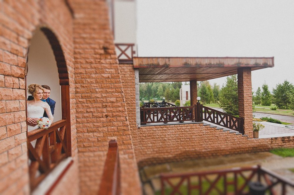 В Перми есть красивые романтичные места. На фото прекрасная пара из Новосибирска в загородном клубе Демидково около Перми. Организация свадьбы: "Свадебный гид"