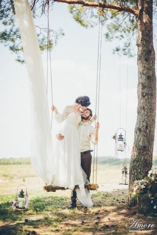 Качели в декоре свадебной фотосессии
