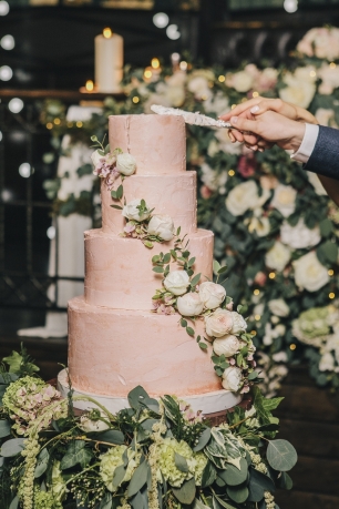 Торт под цвет второго платья невесты — цвет пыльной розы