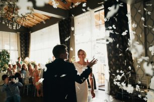 Перья в первом танце молодоженов