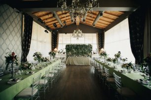 Площадка для проведения свадьбы в зеленом цвете