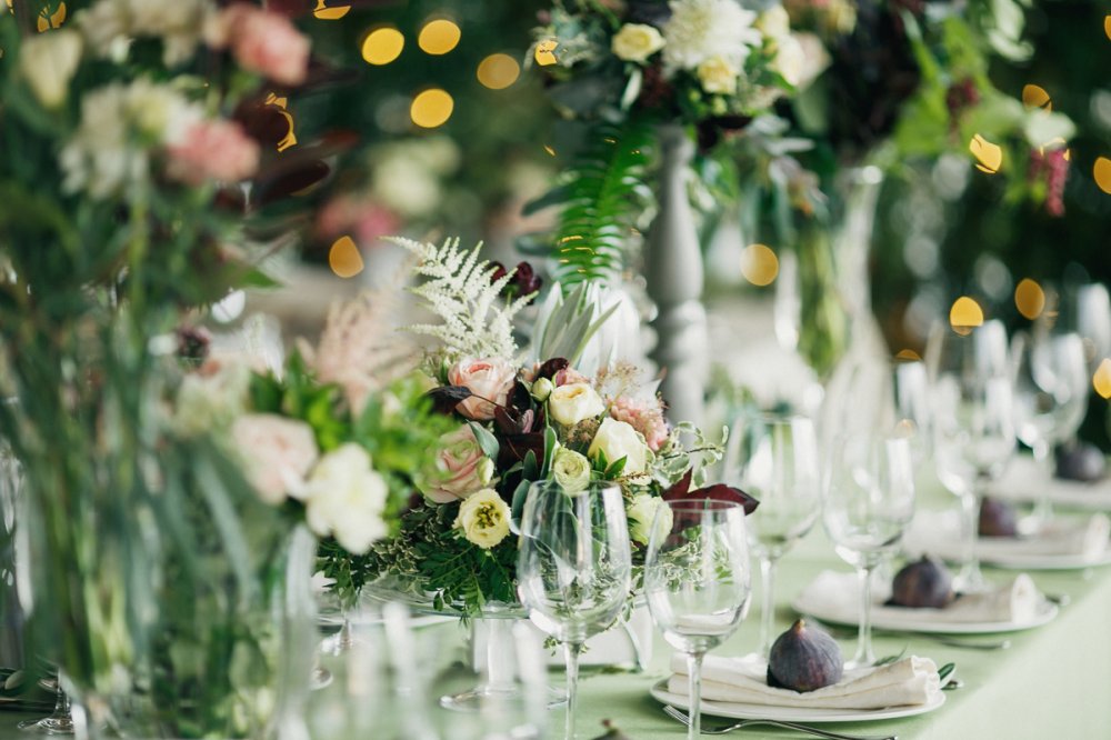 Сервировка свадебного стола с многочисленным цветочным оформлением