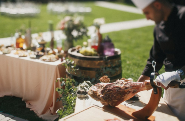 необычная подача блюд на свадьбе, организатор TWO PEOPLE WEDDING