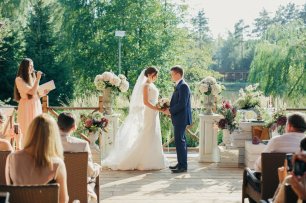 Церемония бракосочетания в белом цвете