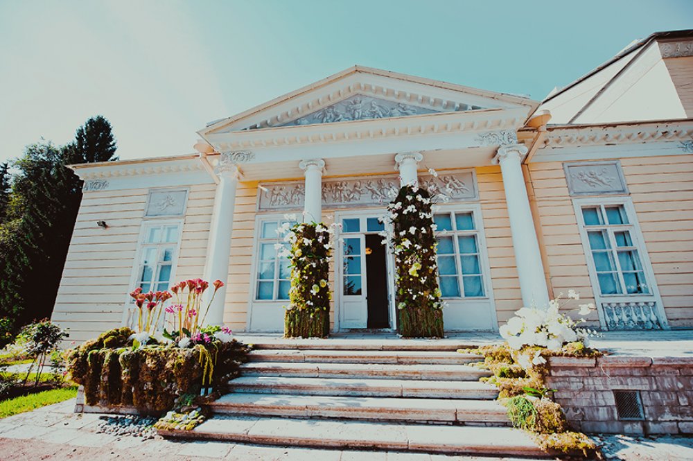 Место свадебной церемонии на веранде дома