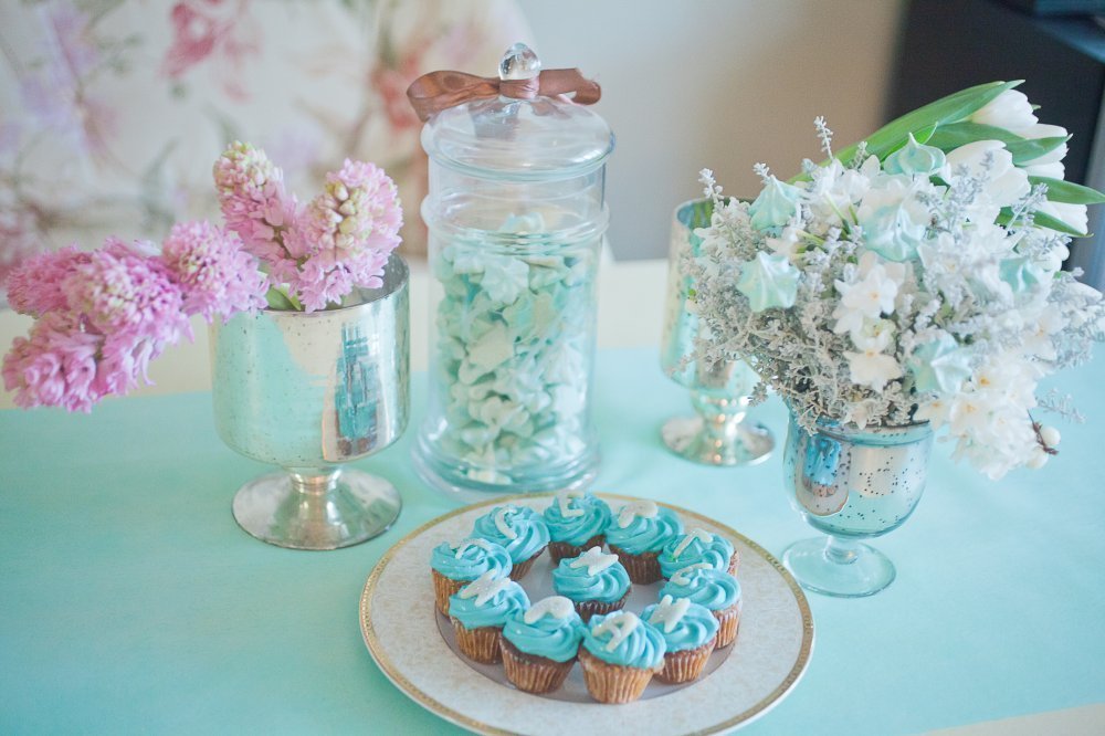  #queensbury_events #wedding #queensburywedding #утроневесты #candybar Небольшое, но чрезвычайно милое оформление для неторопливого позднего завтрака. Красиво, стильно, просто. В стоимость входят капкейки, меренги, оформление цветами, аренда ваз, цветной раннер