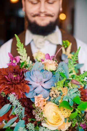 Чудесный букет невесты в руках жениха