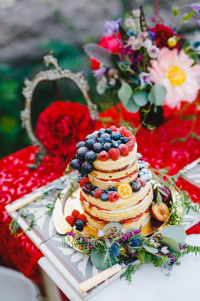 "Открытый" торт с ягодами, украшенный растительностью