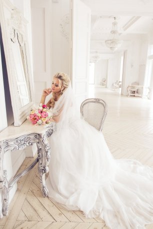 Сборы и фотосессия невесты в студии