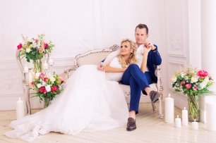 Свадебная фотосессия в студии - отличный выход в случае непогоды