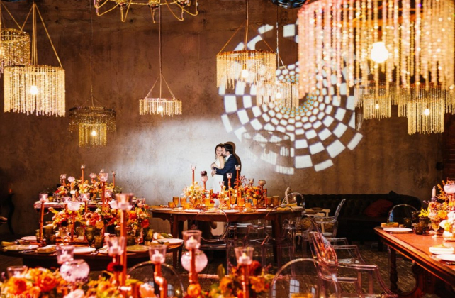 освещение на свадьбе, прожектор подсветки на свадьбе, организатор QUEENSBURY