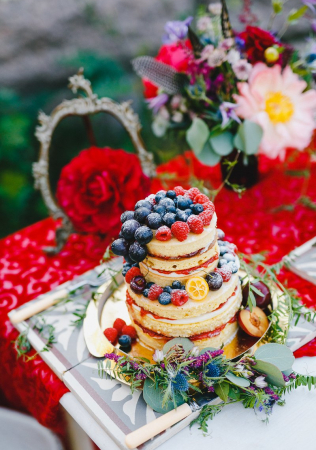 свадебный торт с фруктами и ягодами, организатор QUEENSBURY