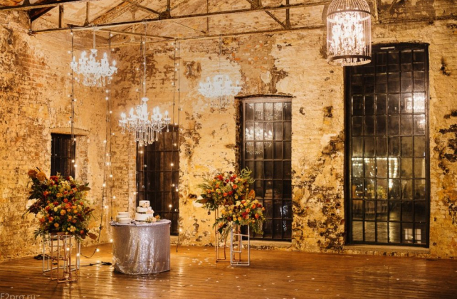 освещение на свадьбе, винтажные люстры в декоре свадьбы, организатор QUEENSBURY
