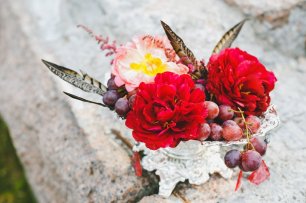 Ваза с ягодами и цветами