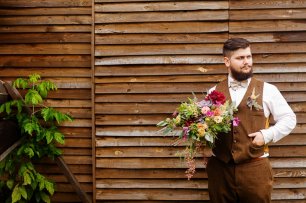 Жениха с букетом невесты