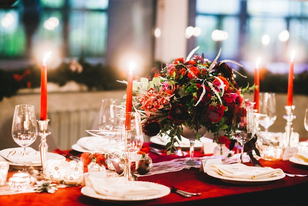 Декор свадебного стола в красном цвете