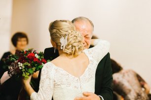 Отец первый раз видит дочь-невесту