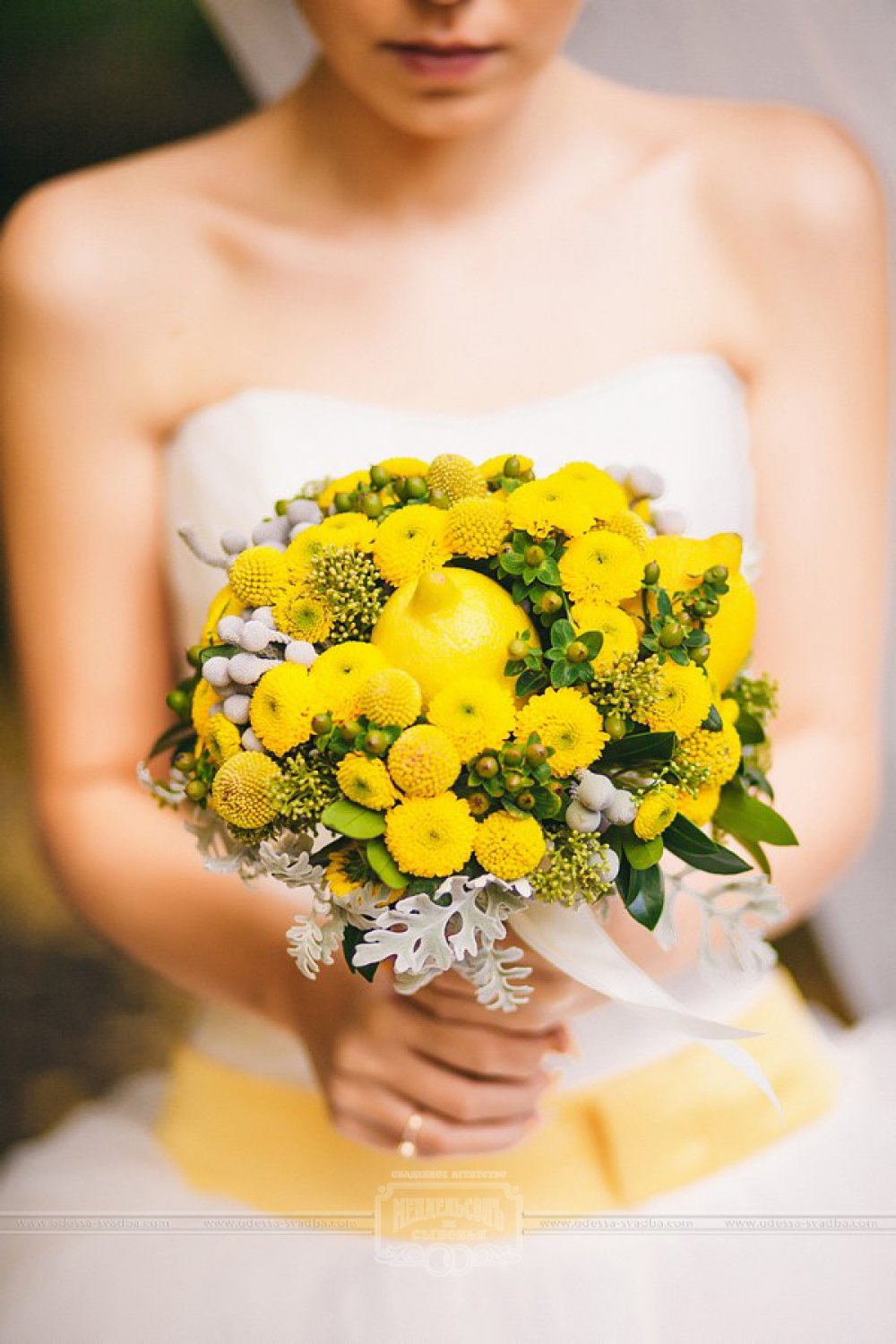 Желто-серый букет невесты с лимоном