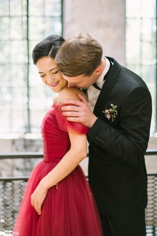 Красное воздушное платье невесты