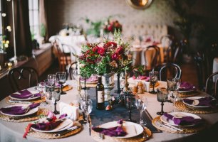 Оформление стола для гостей в фиолетовой гамме