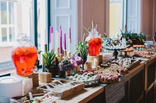 Стол с закусками на свадьбе