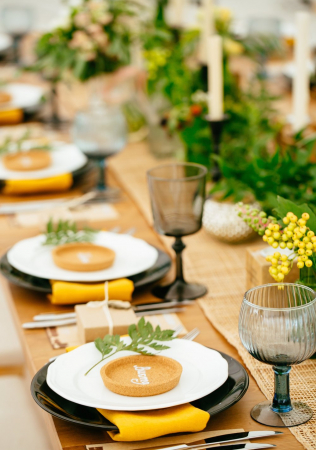 свадьба в желтом цвете, свадебная сервировка в желтых тонах, организатор BONWEDDINGS
