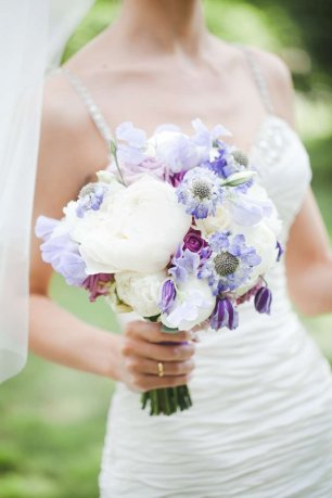 Свадебный букет с пышными пионами