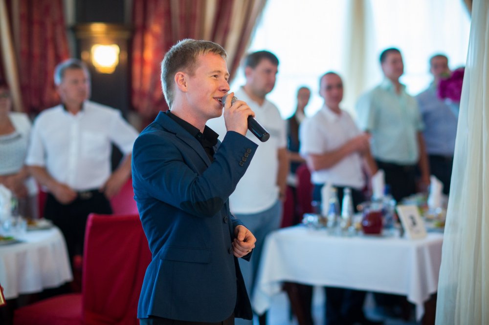 Ведущий, вокалист.
Лауреат всероссийских и международных вокальных конкурсов.