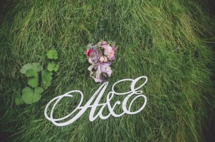 Инициалы молодоженов в декоре
