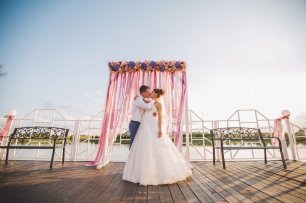 Жених и невеста на выездной регистрации