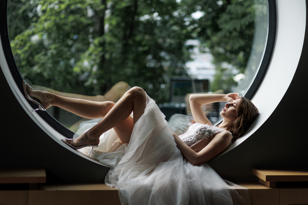 Фото невесты у окна