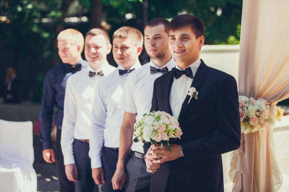 Жених и друзья жениха на свадебной церемонии