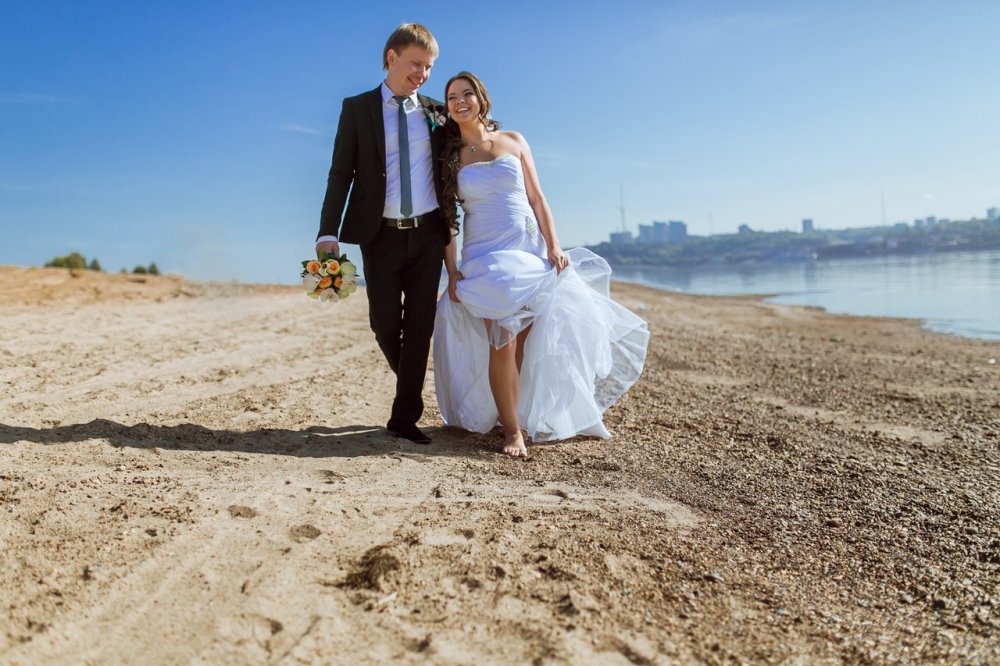 Далекий жених. Свадебная фотосессия на море. Жених и невеста. Жених и невеста на берегу моря. Невеста идет к жениху.