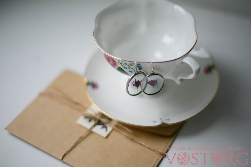 Свадьба в стиле "Рустик" Свадебное приглашение выполнено из карточки, конверта из крафт бумаги с элементом цветка клевера.