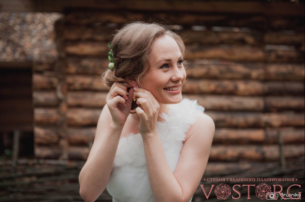 Свадьба "Оранжевое настроение" Аксессуары были также продуманны в стиле загородной свадьбы, где уместны естественность и простота. Сережки невесты были выполнены из натурального камня в форме грозди рябины. 