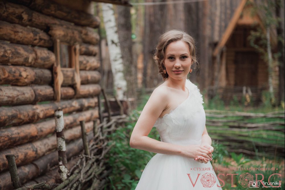 Свадьба "Оранжевое настроение" Прическа и макияж невесты были естественны в стиле загородной свадьбы.