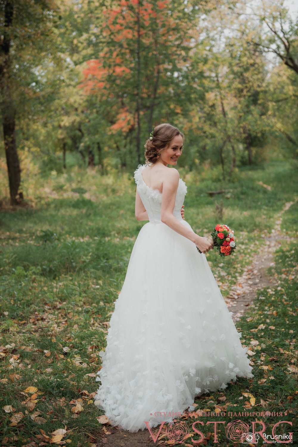 Свадьба "Оранжевое настроение" Наш стилист подобрала для невесты платье, которое очень идет невесте, по своему стилю идеально сочетается с костюмом жениха, идеально подходит к стилистике загородной свадьбы, а лепестки на платье напоминают о времени года и повторяют силуэт опавших листьев