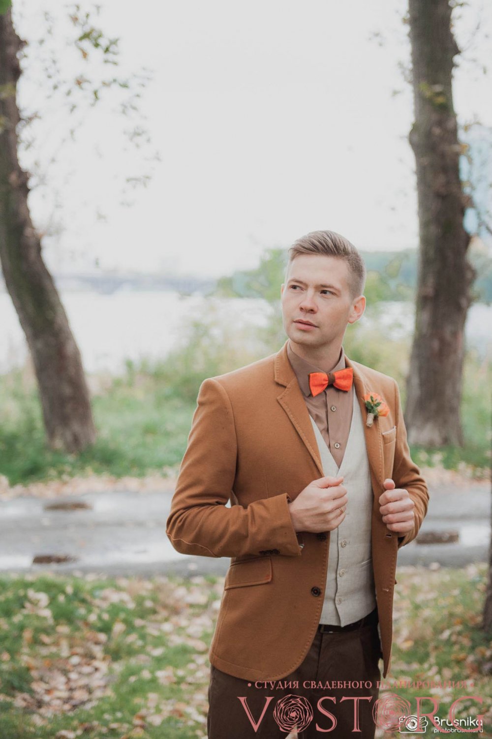 Свадьба "Оранжевое настроение" Для жениха наш стилист подобрала многосложный костюм, который был удобен, интересен, идеально подходил под тематику и время года!