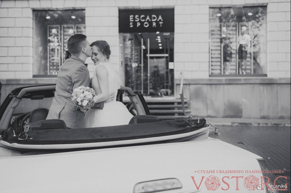 Свадьба "Оранжевое настроение" Главной машиной был выбран Кадилак кабриолет, который идеально подходит для загородной свадьбы