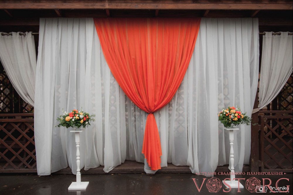 Свадьба "Оранжевое настроение" Зона регистрации была оформлена стильно и лаконично 