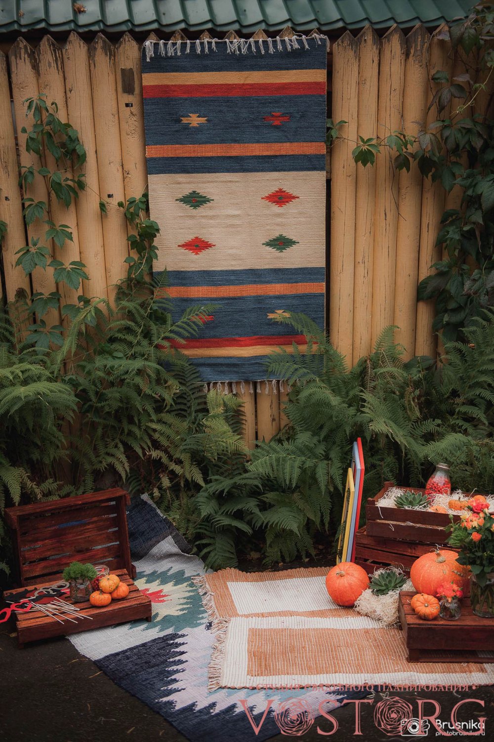 Свадьба "Оранжевое настроение" Фотозона была выполнена в загородном и немного деревенском стиле: коврик, ящички, тыквы, суккленты, баночки с рябиной