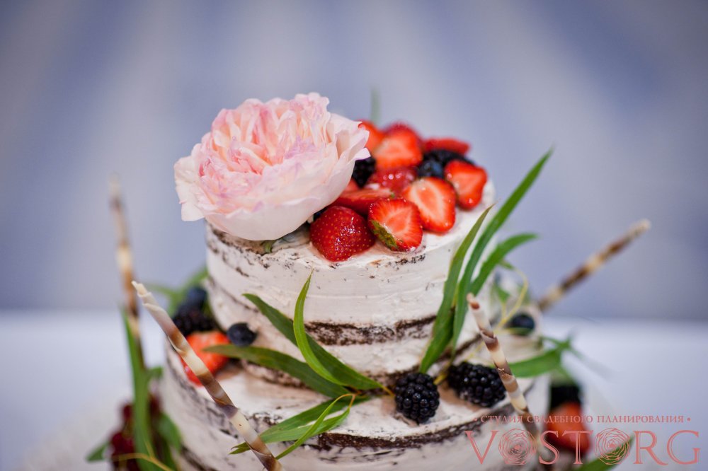 Свадьба "Седьмое небо..." Свадебный торт открытый, оформленный ягодами и живыми цветами