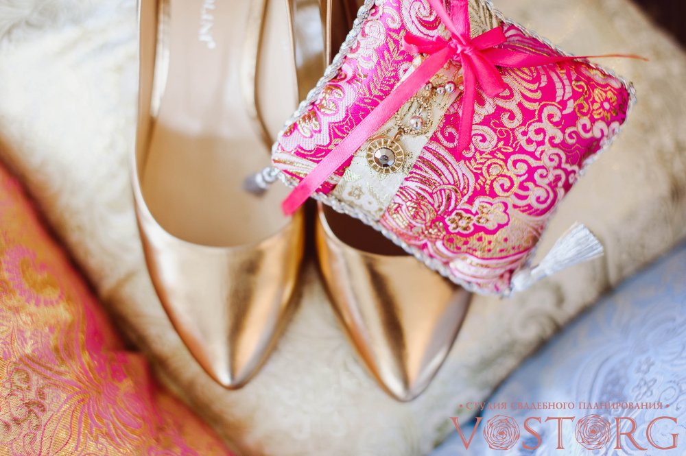 "Восточная сказка" Наш стилист разработала цветовую палитру, которая подходит по цветотипам и жениху и невесте, поддерживает дизайн банкетного зала - это цвета восточных сладостей в сочетание с золотом. 